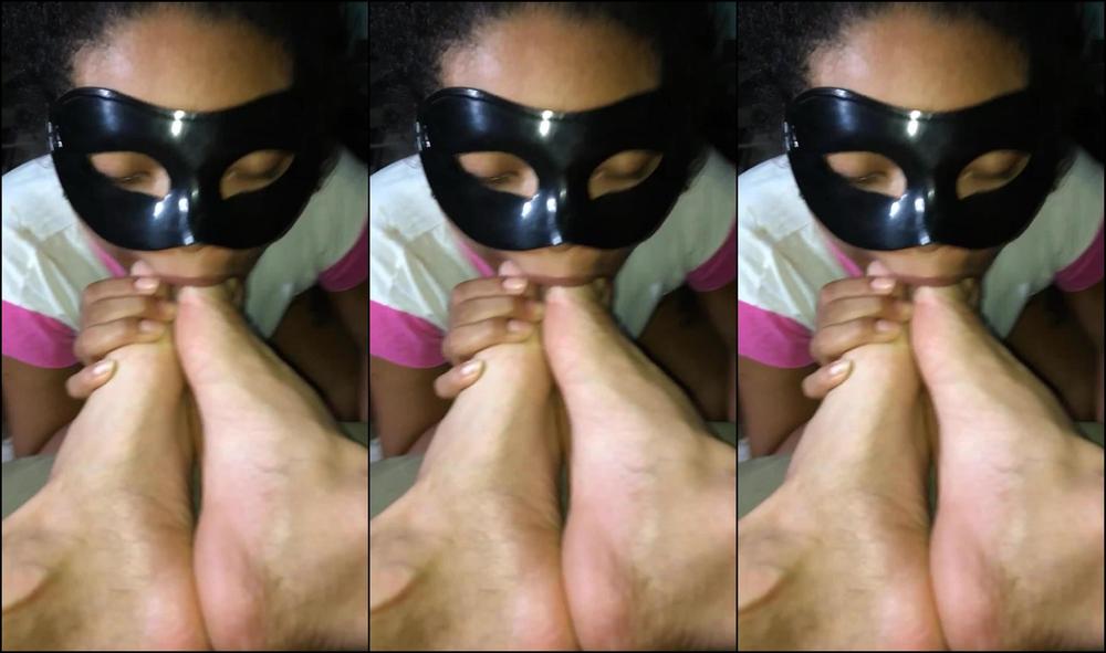 Submissive stepdaughter clean with the tongue her stepfather's feet and drinks cum
