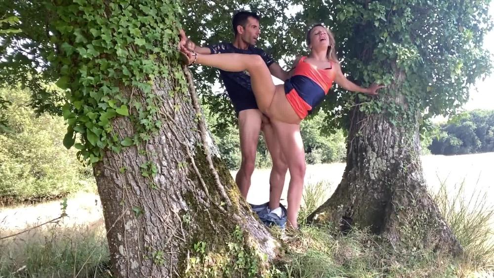 Couple fait l'amour avec passion en pleine nature, femme souple
