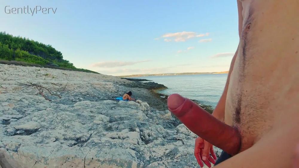 GENTLYPERV MEETS A PERVY GIRL ON A BEACH. During an exhibitionist day at the sea I find a cute woman