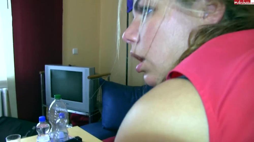 Spontaner Orgasmus Quicki Mit Creampie Vor Familienfeier!