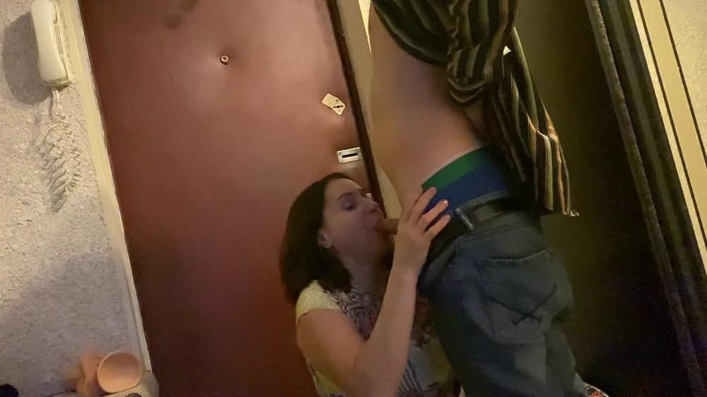 Tumanova Milf Gave A Blowjob To A Delivery Guy Of Cocks - 1080P