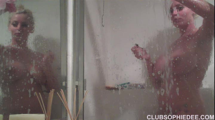 Clubsophiedee325-Blondeshower