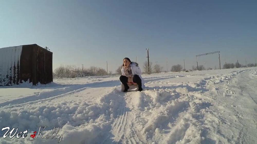 Wet Kelly Pee Despertion In The Snow