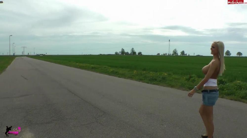 Amystarr - Titten-Flashing An Der Landstrasse