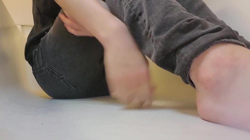 にトイレに行けずに、ずっと我慢してたおしっこを大量におもらしした時の実体験の再現