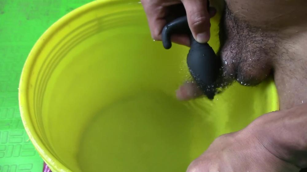 Estudiante Cachondo se Corre Dentro de un Balde con Agua Caliente!! uuuff