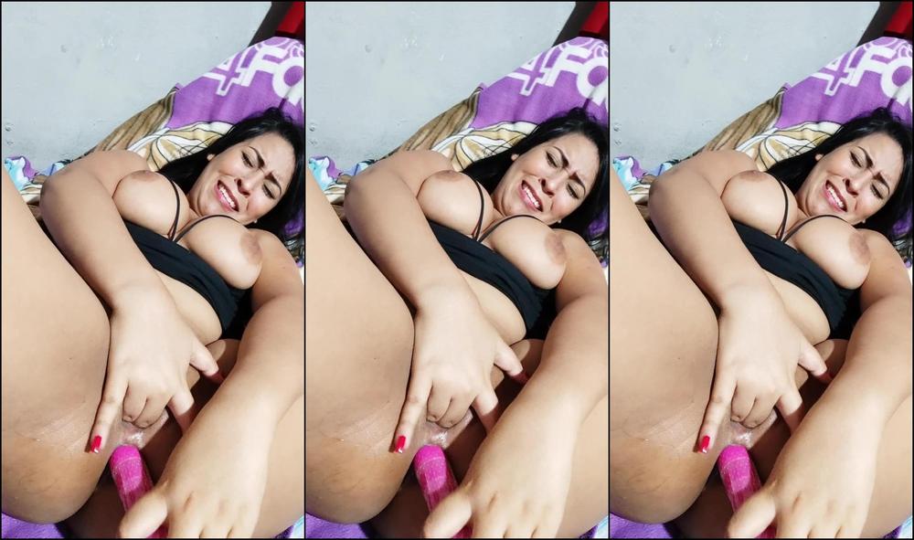 I fuck my ass and then finish with a big orgasm, I'm so horny