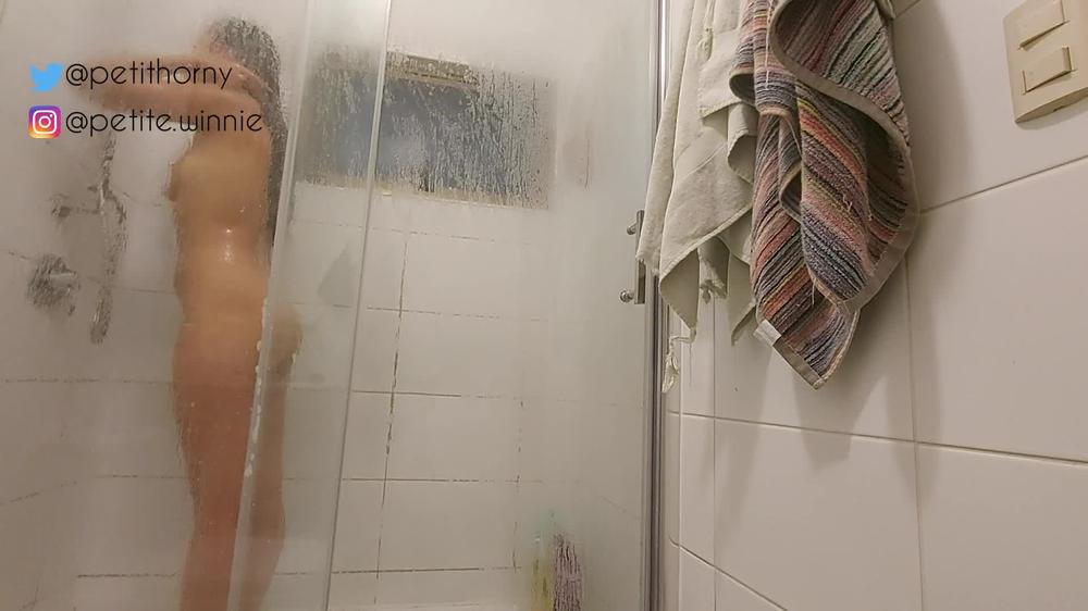 BATHING MY BODY FOR YOU - I TOUCH MYSELF AND USE THE JET OF WATER TO GIVE ME PLEASURE