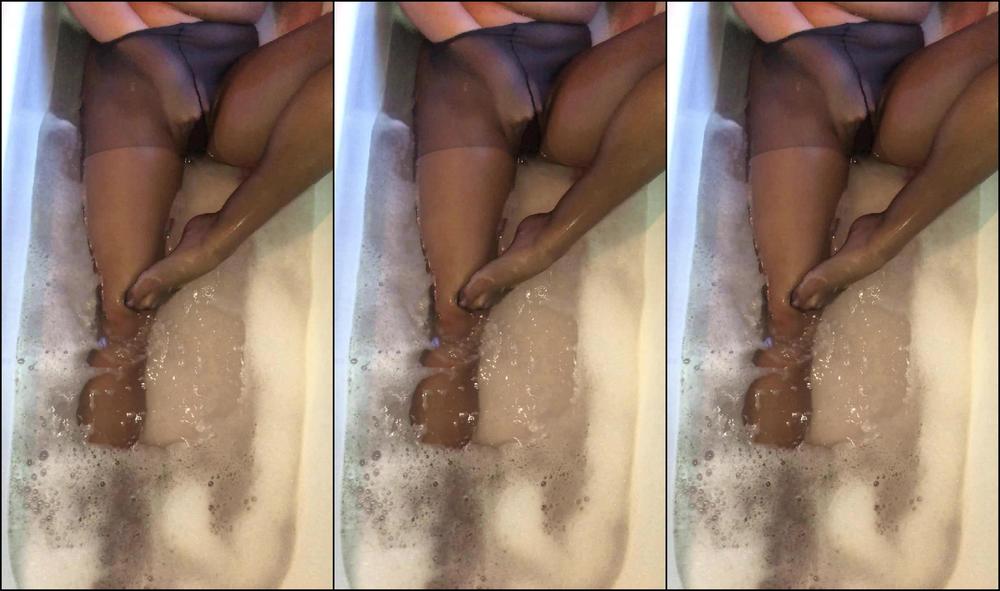 Bootyful Nylon Queen I Enjoy Bathing In My Pantyhose