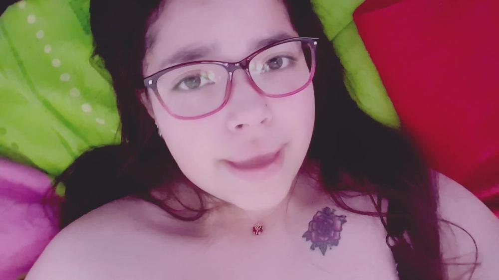 Sophielatina_-_Cute_Neerdy_Teen_Fingering_For_You_-_Manyvids