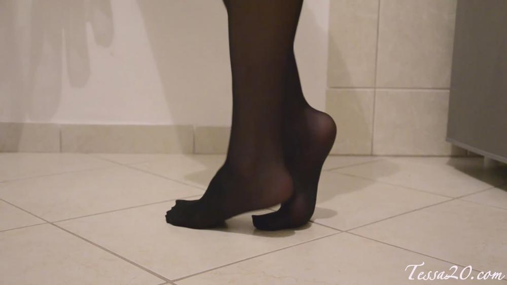 Tessa20-8-Feet-Teasing-1080