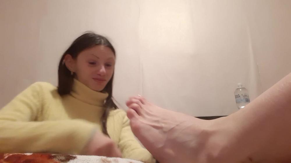 Нюхает носки и вылизывает пальцы на ногах - lesbian_illusion