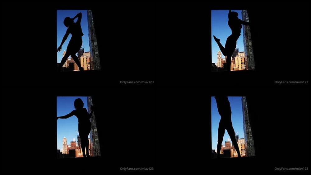 Miav123 13 06 2020 422948913 Silhouette Strip Tease Over Manhatten