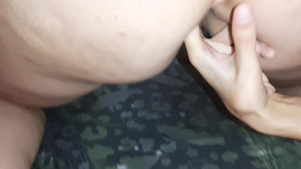 Лесби секс, девушка кончила, сок из киски, обкончала ей палец