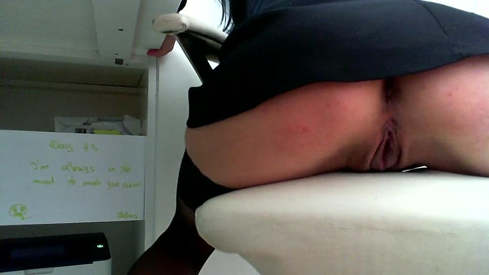 Masturbate at work :Day 43: Spread ass and pussy
