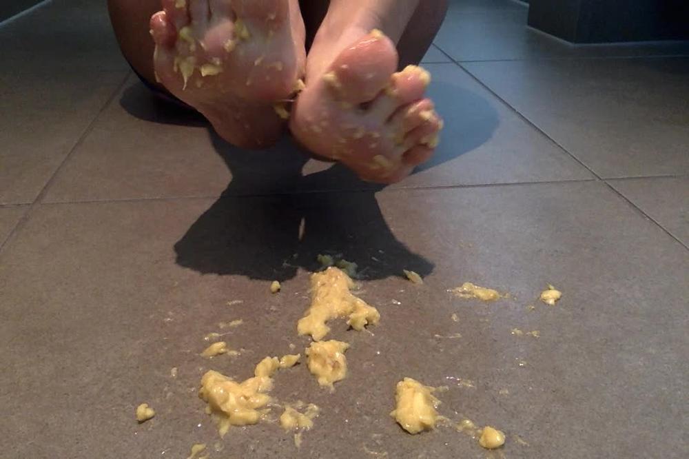 Misstiff Peeling N Squashing A Banana With Feet