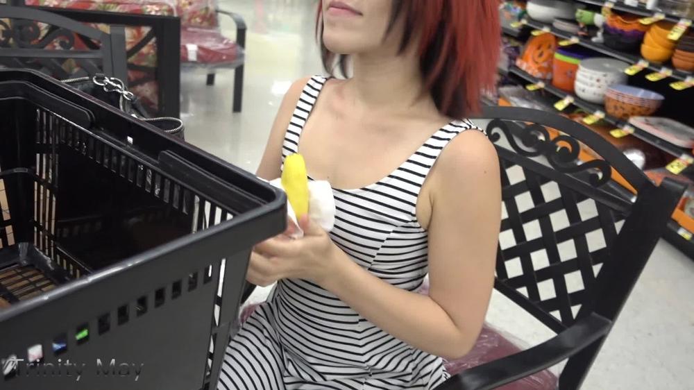 Public Flashing Food Stuffing Bottle Use