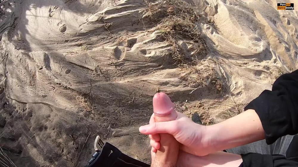 GIRLFRIEND GIVES RISKY QUICK HANDJOB AT A PUBLIC BEACH