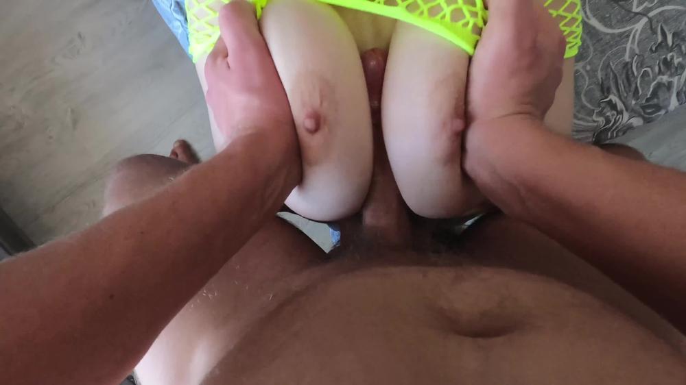 Big tits give pleasure in green)