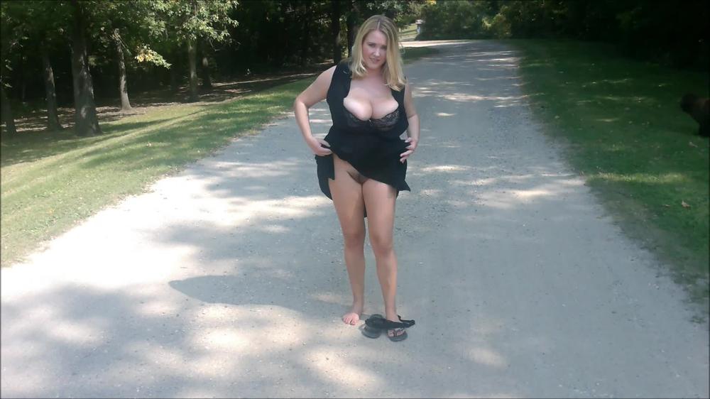 Annabellecums A Naughty Walk In The Park With Flashing