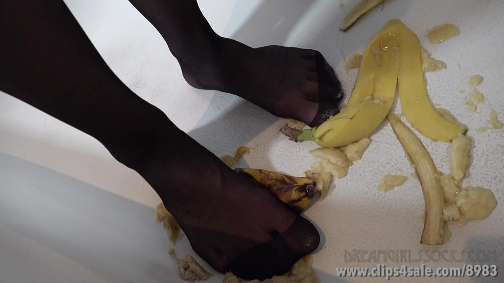 Dreamgirls_In_Your_Face_Cassandra_Squeezes_Bananas__Ultra_Hd_4K_Version