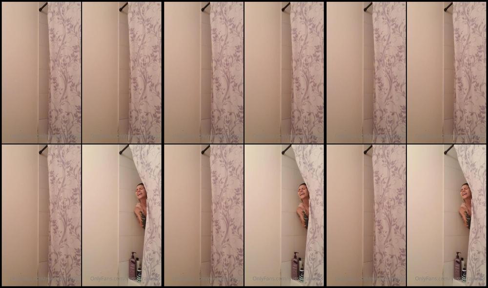Missygraves83 10 09 2021 2216811738 Guys Lmfao I Wanted To Post Something Of Me Singing In The Shower And I Fucking Ate Shit L
