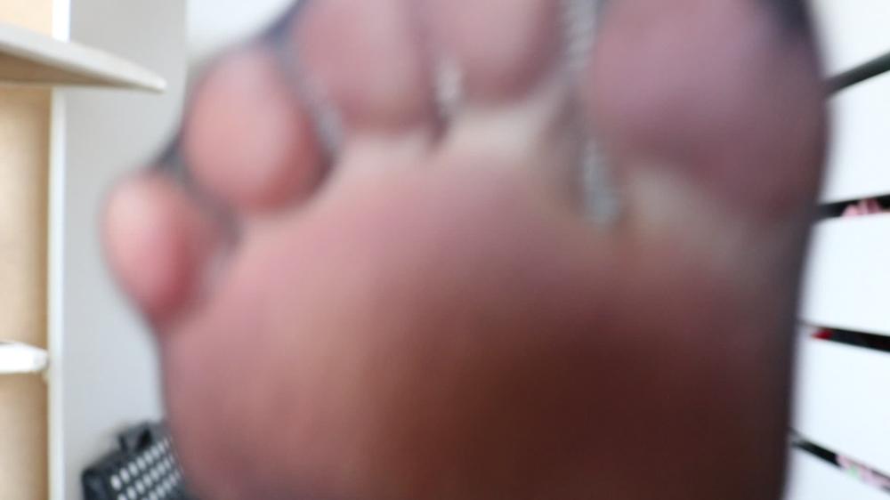 Bootyful Nylon Queen You Must Worship My Sweaty Ass And Feet