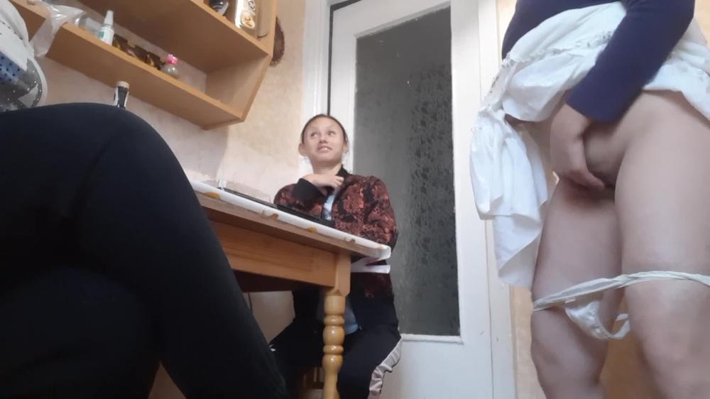 У Нашей Третьей Девушки Начала Течь Киска И Она Кончила На Кухне Под Наши Грязные Разговоры - 1080P