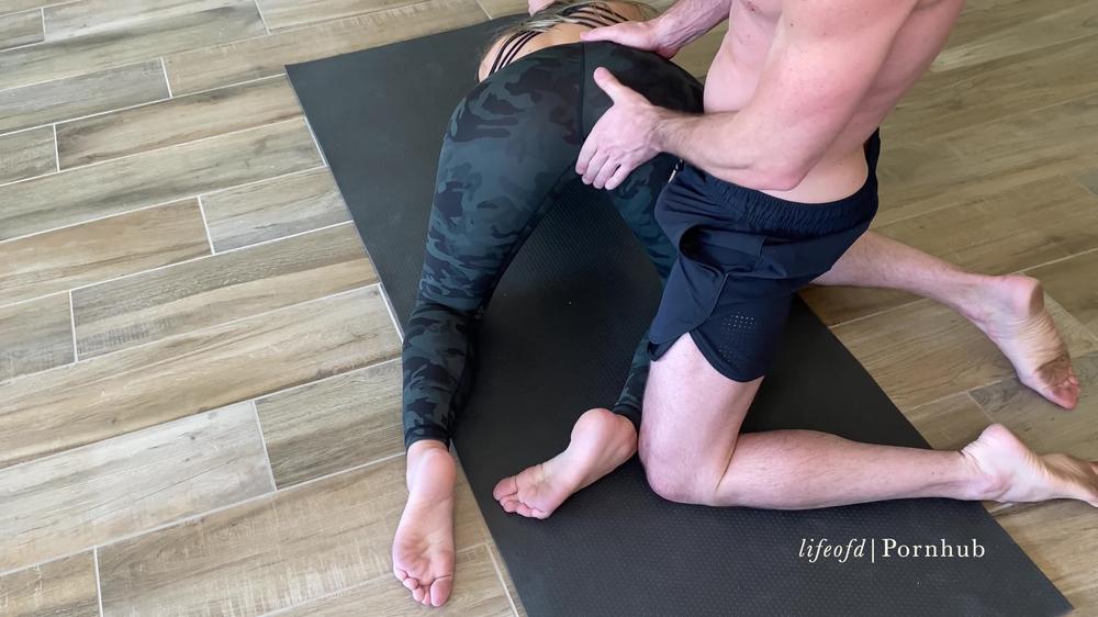 I want your cum. Blonde in Lulu yoga pants dry humps.