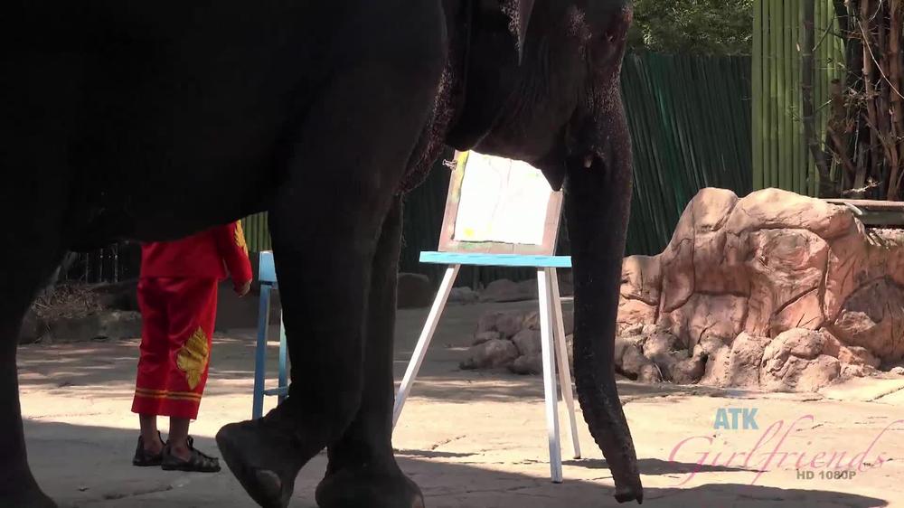 Atkgirlfriends.Bangkok.3-4.13.06.17.Jamie.Marleigh.Jamie.Gets.To.Meet.Giraffes.Face.To.Face.To.Feed.Them