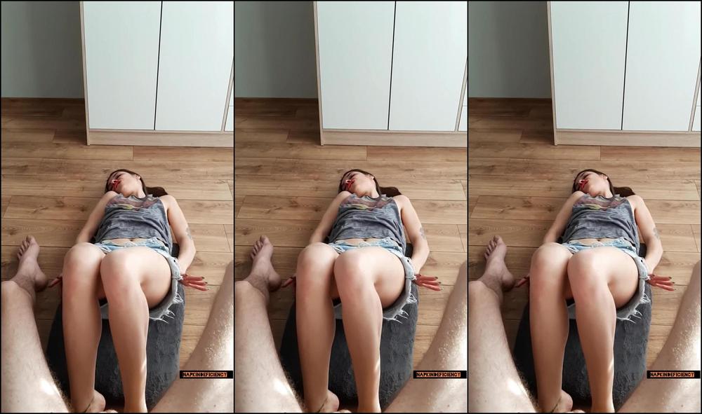 Папочка снимает на камеру, как его сучка восхитительно сосёт ему и футджоб