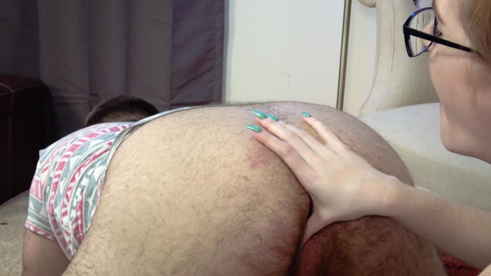 Slutty nerd loves eating ass