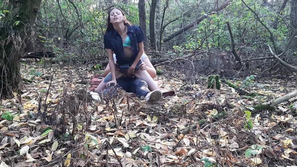 Вышла На Прогулку В Лес И Увидела, Как Пара Лесби Трахается. Сняла Их На Скрытую Камеру - 1080P