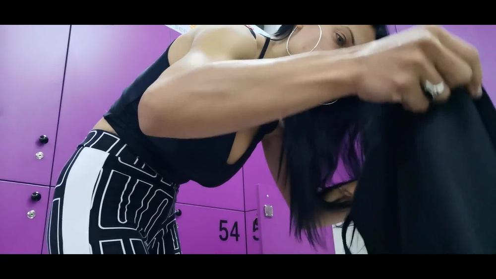 Milf Lilly flashing tits in the gym