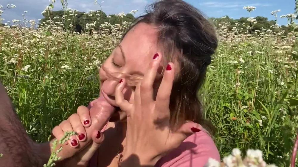 Suceuse et avaleuse de sperme dans un champs de fleur !