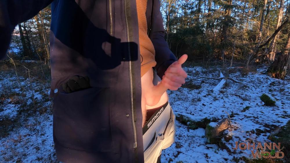 Massive cum load in the cold air! My dick don't mind some winter lol.