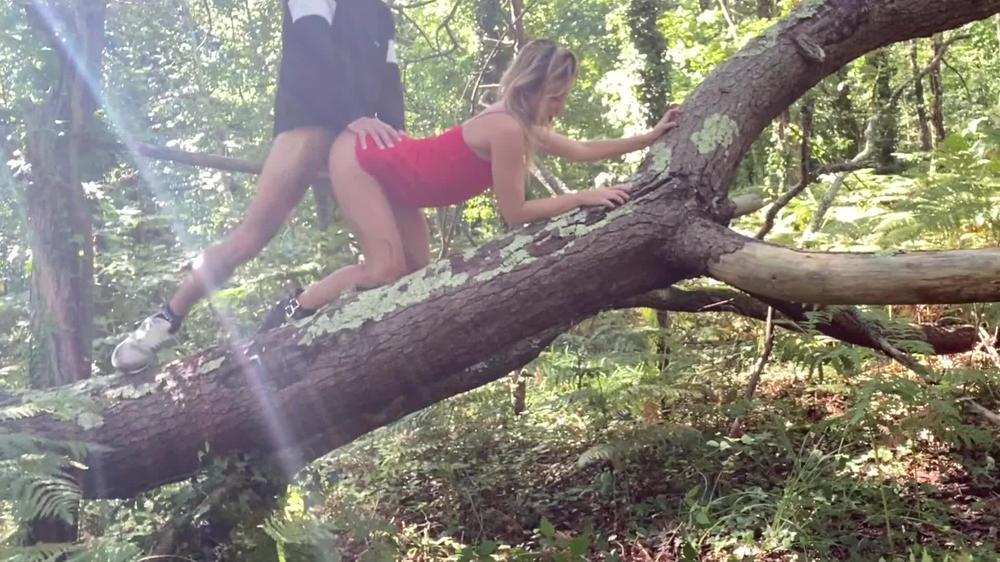 Dirty talk. Bien baisée et insultée dans les bois français. Faciale.