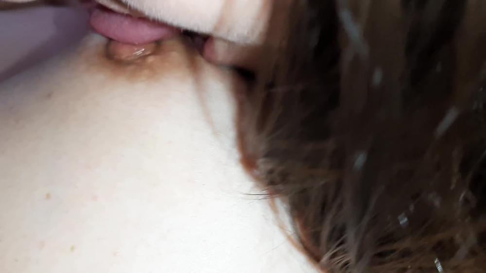 Кормлю свою девушку клубникой из киски, пупка, сисек и попки - lesbian_illusion