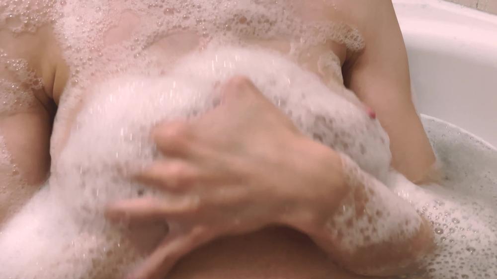 Playing with my tits in foam, bitch relaxing in bath