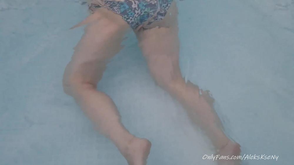 Step mom was swimming in the pool and saw the guy's big dick