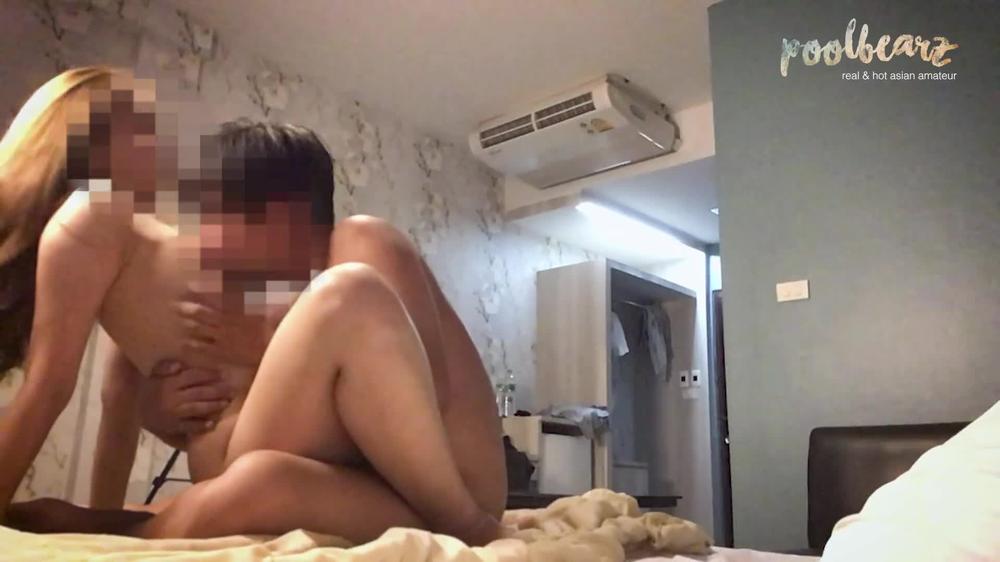 REAL ASIAN AMATEUR WITH PERFECT BODY FUCKS HER BFF 漂亮 身材秀美