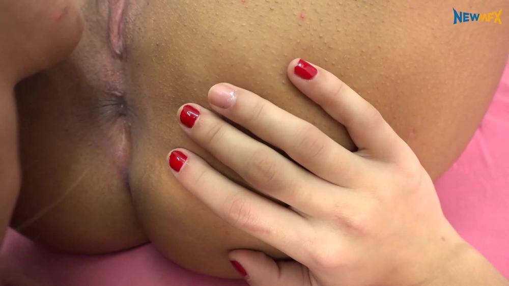 Mf-7787-1 Calming Down The Skin With Saliva (Victoria, Sabrina Green, 2019)