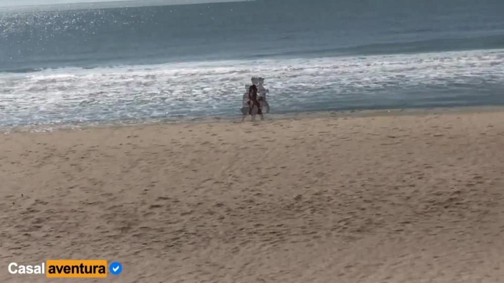 She loves doing anal in public on the beach - Real amateur