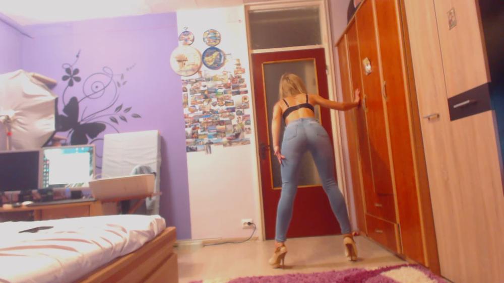 Kinkyporncpl Catwalk In Jeans