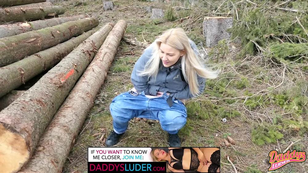 Haariger Busch pisst im Wald