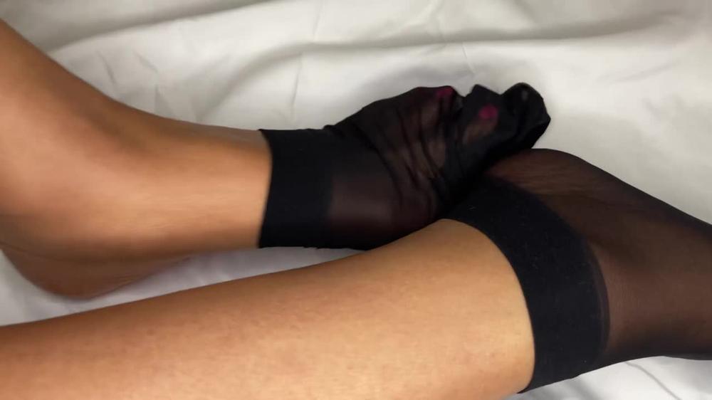 Ebony Girl Does Black Nylon Removal