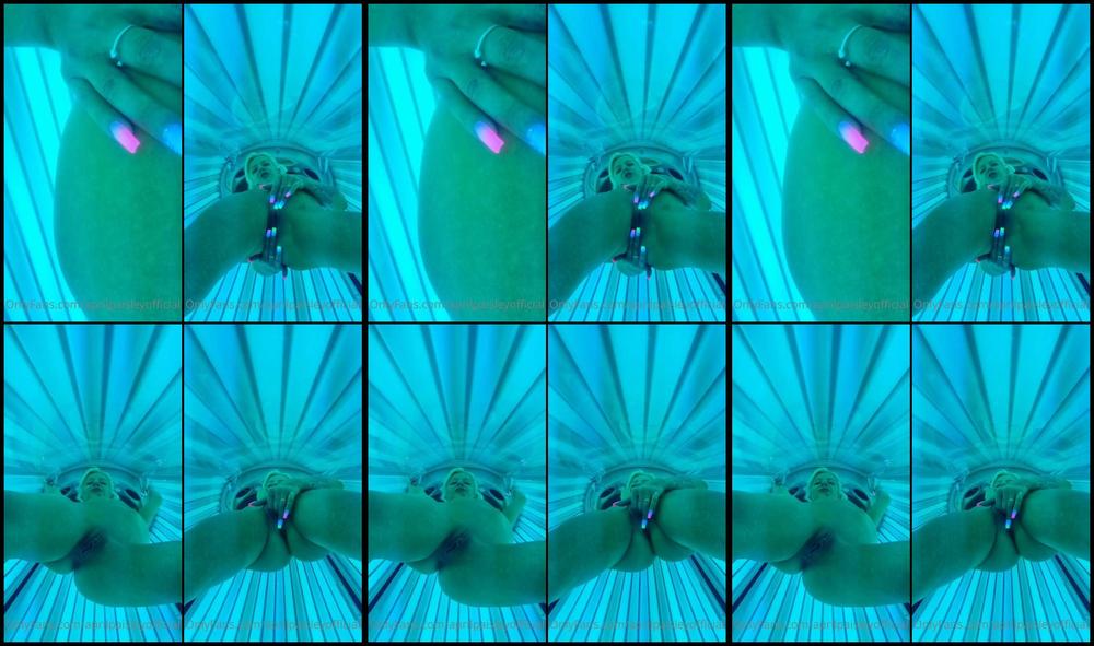 Aprilpaisleyofficial 30 05 2022 2471611217 Having Fun In The Sunbeds Again Today And Goddam Im Loving My Nails In This Light Xx