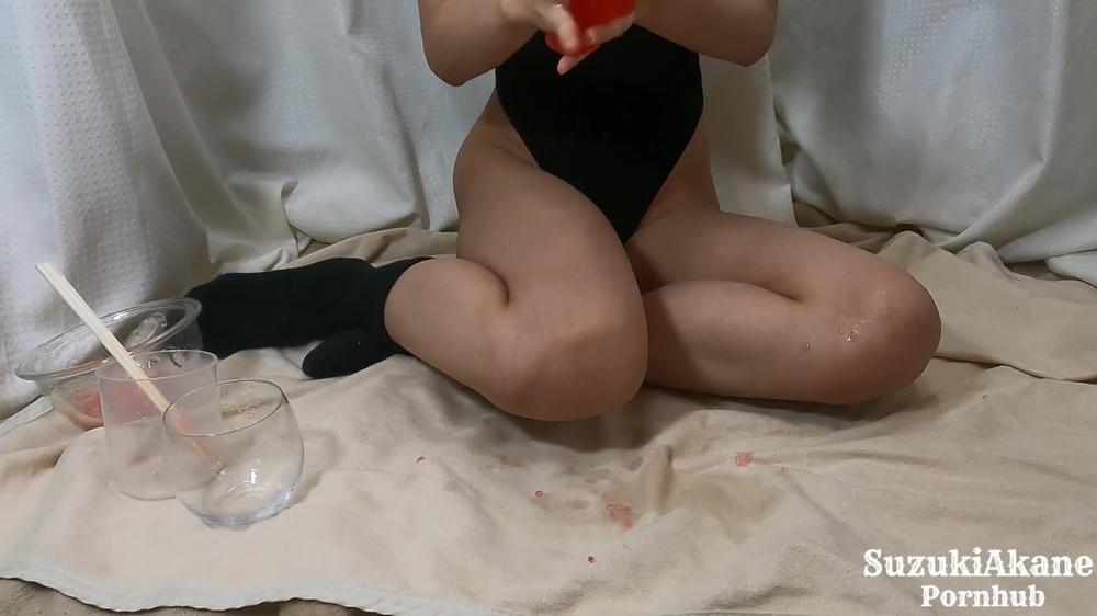 スライムを作って遊ぶハイレグ少女