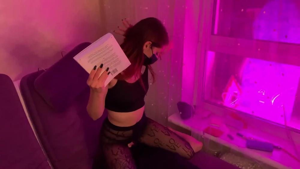 Mistress Sofi in Nylon Tights Full-Weight Facesitting While Reading a Book - Ignorant Femdom