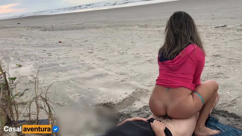 Playing on the public beach with anal - Real Amateur